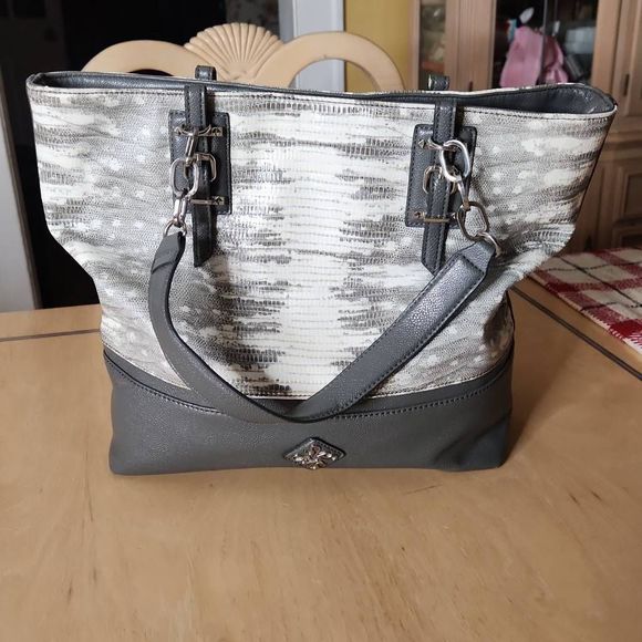 Simply Vera Vera Wang Handbags - Simple Vera gray and white shoulder bag